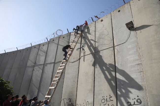 Binlerce Filistinli cuma namazı için Kudüs'e akın etti